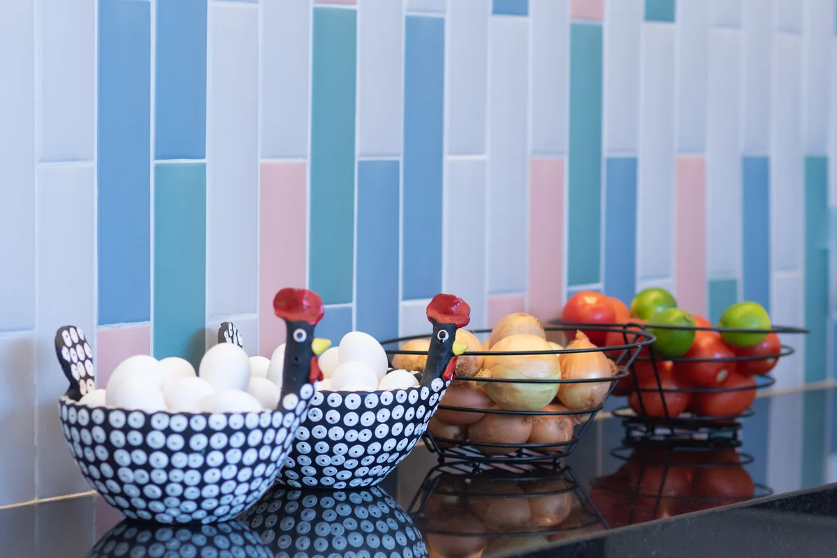 Cozinha do ITB com utensílios decorativos — Belvedere, Belo Horizonte