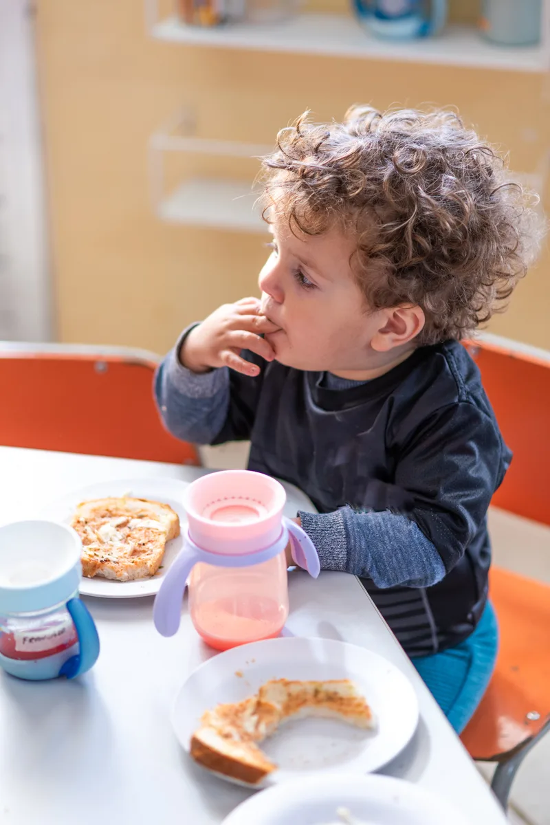 Bebê do berçário do ITB em sala de aula bilíngue no Belvedere, Belo Horizonte