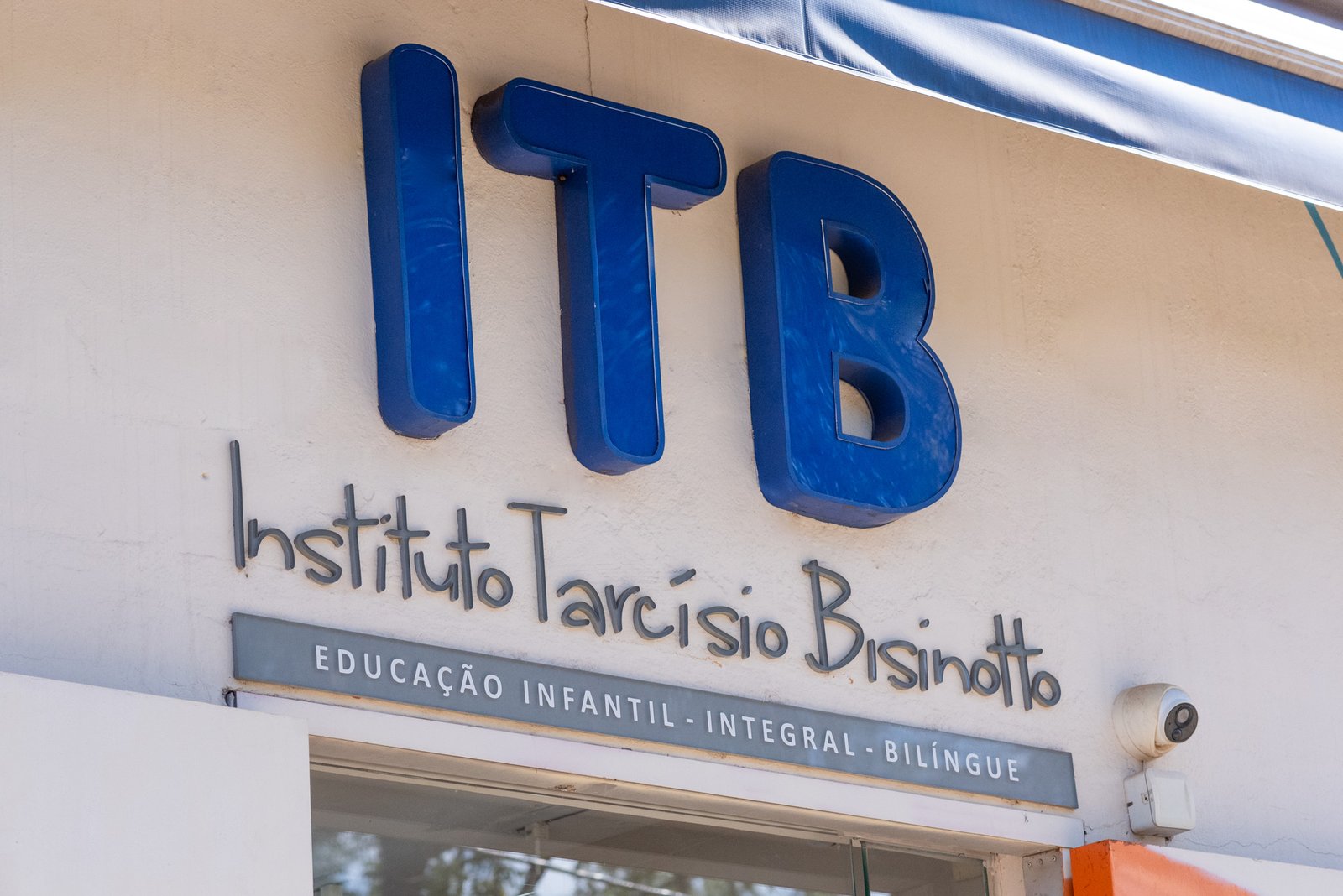 Crianças com uniforme ITB abraçadas - Espírito de união e acolhimento