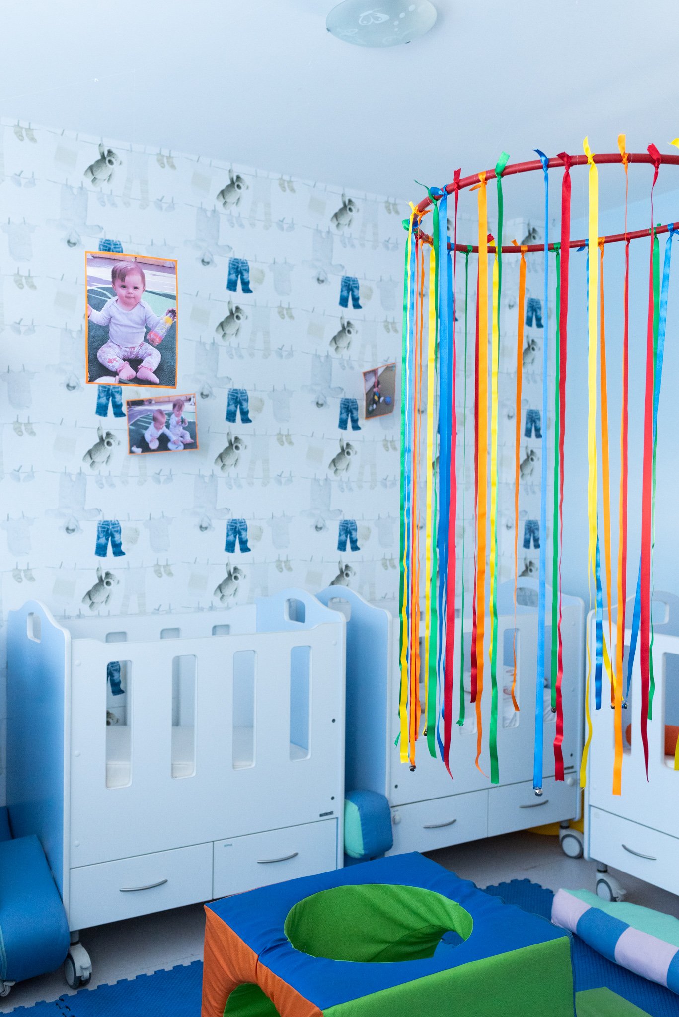 Professora cuidando de bebês no berçário ITB