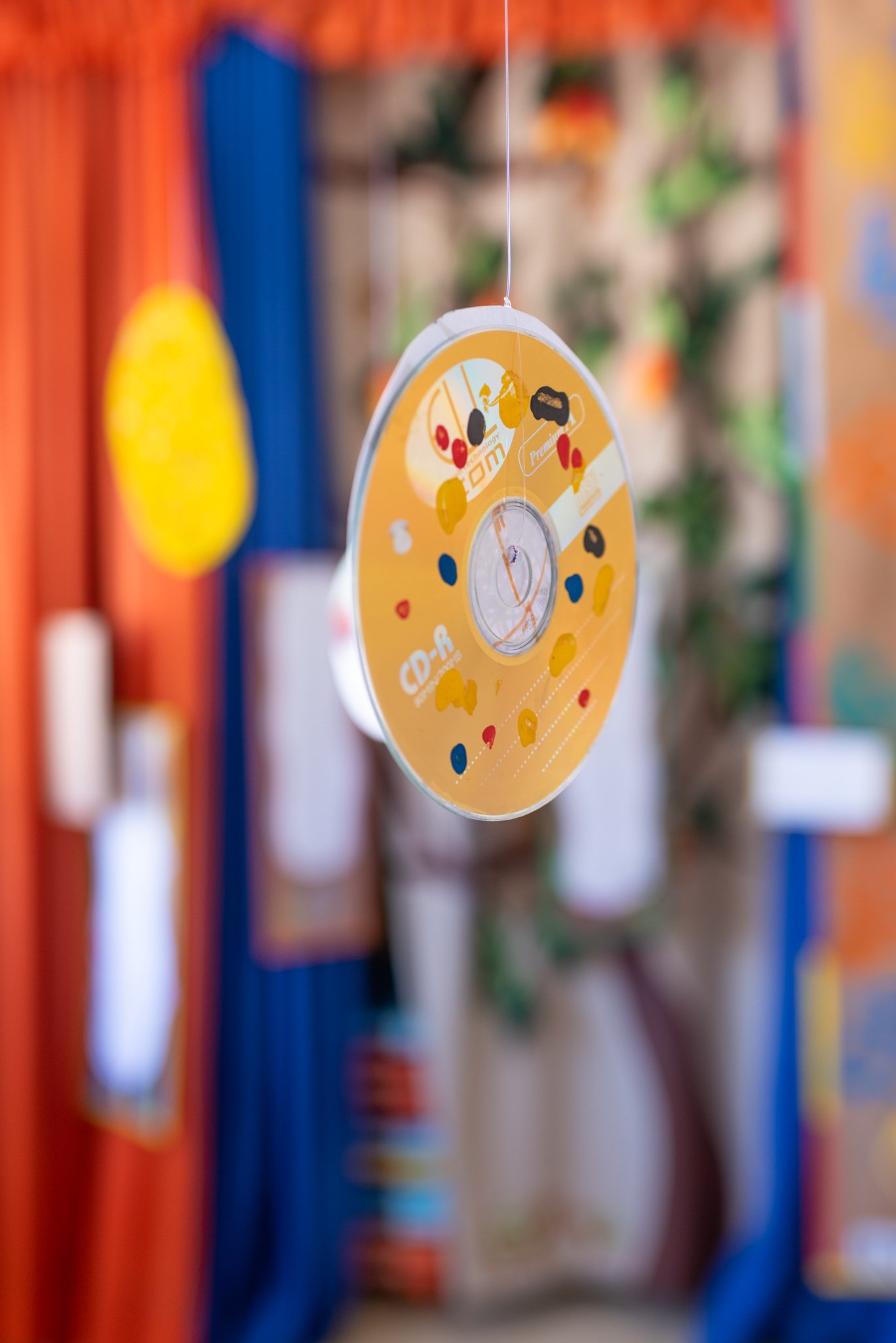 Professora e crianças em atividade de musicalização