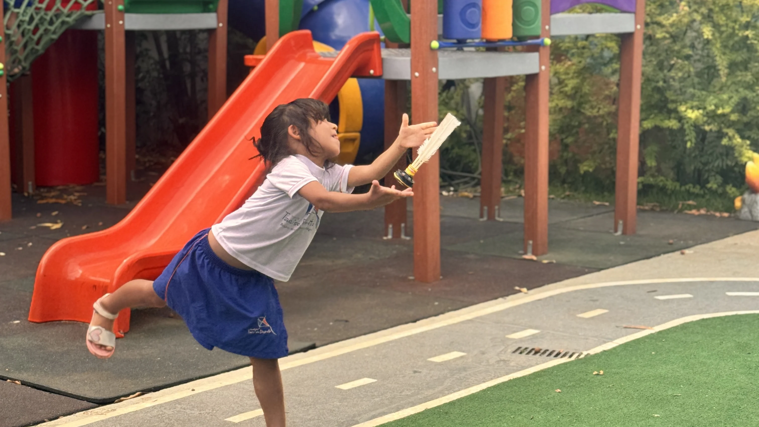 Crianças de 5 anos em atividade de alfabetização bilíngue no ITB - Infantil 5