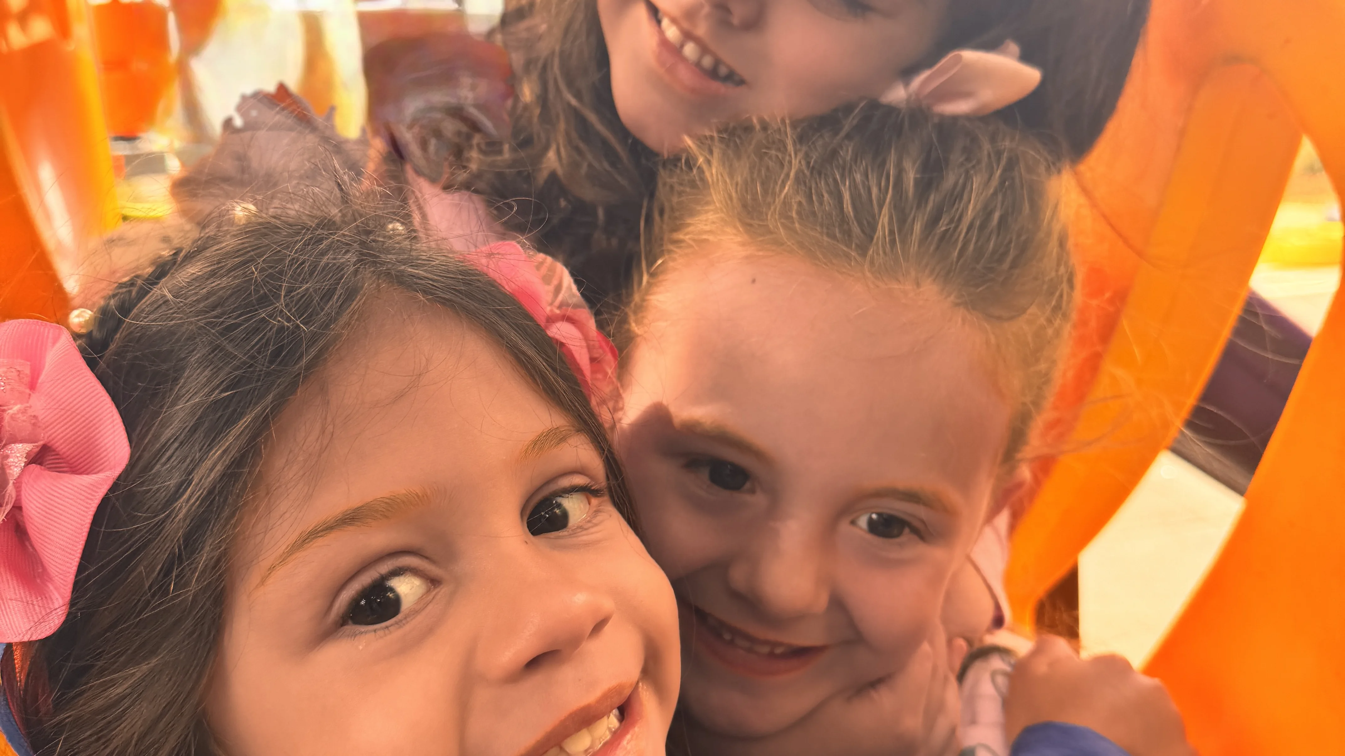 Crianças de 4 anos em atividade de pré-alfabetização no ITB - Infantil 4