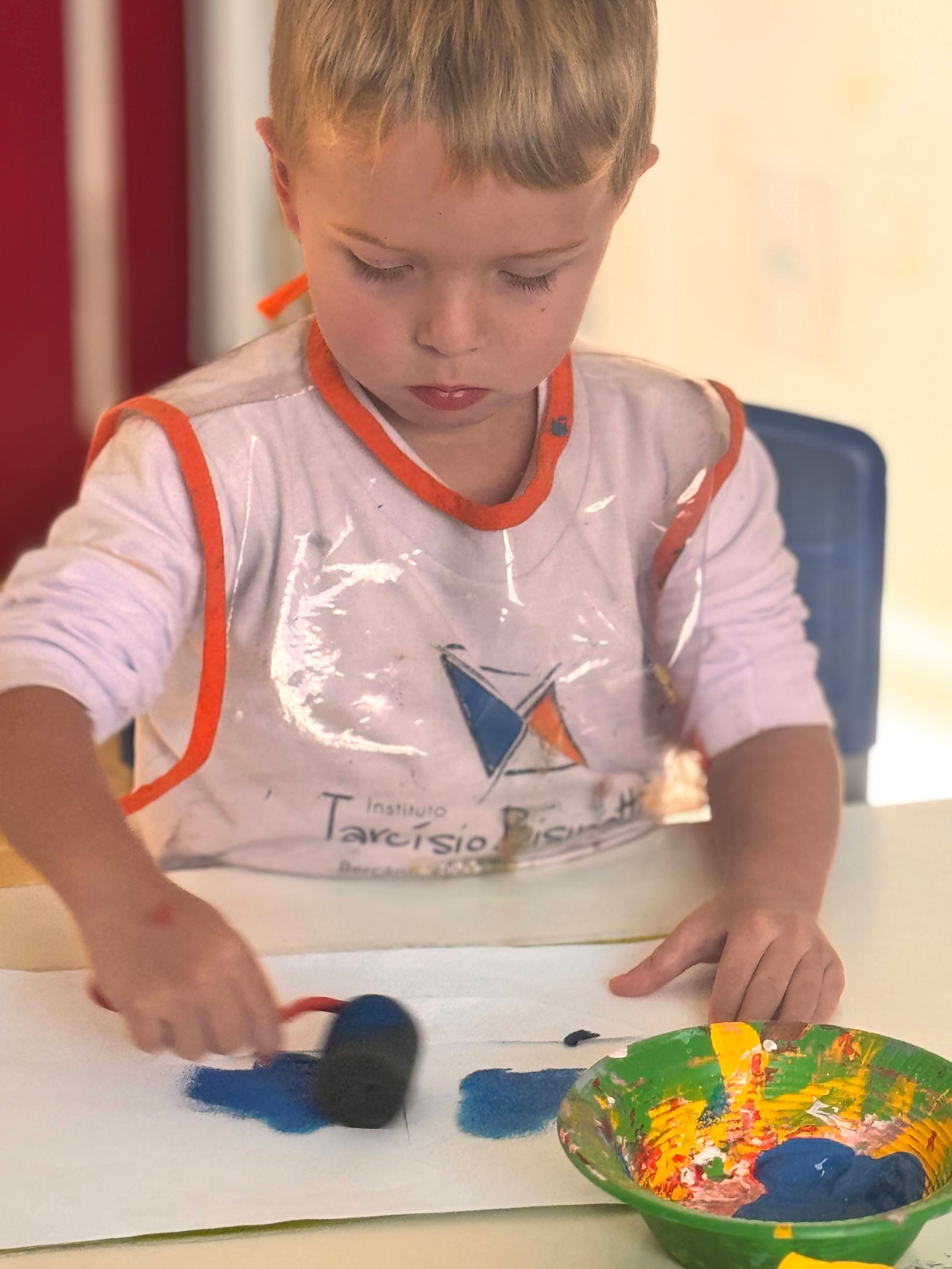 Crianças de 4 anos em atividade de pré-alfabetização no ITB - Infantil 4