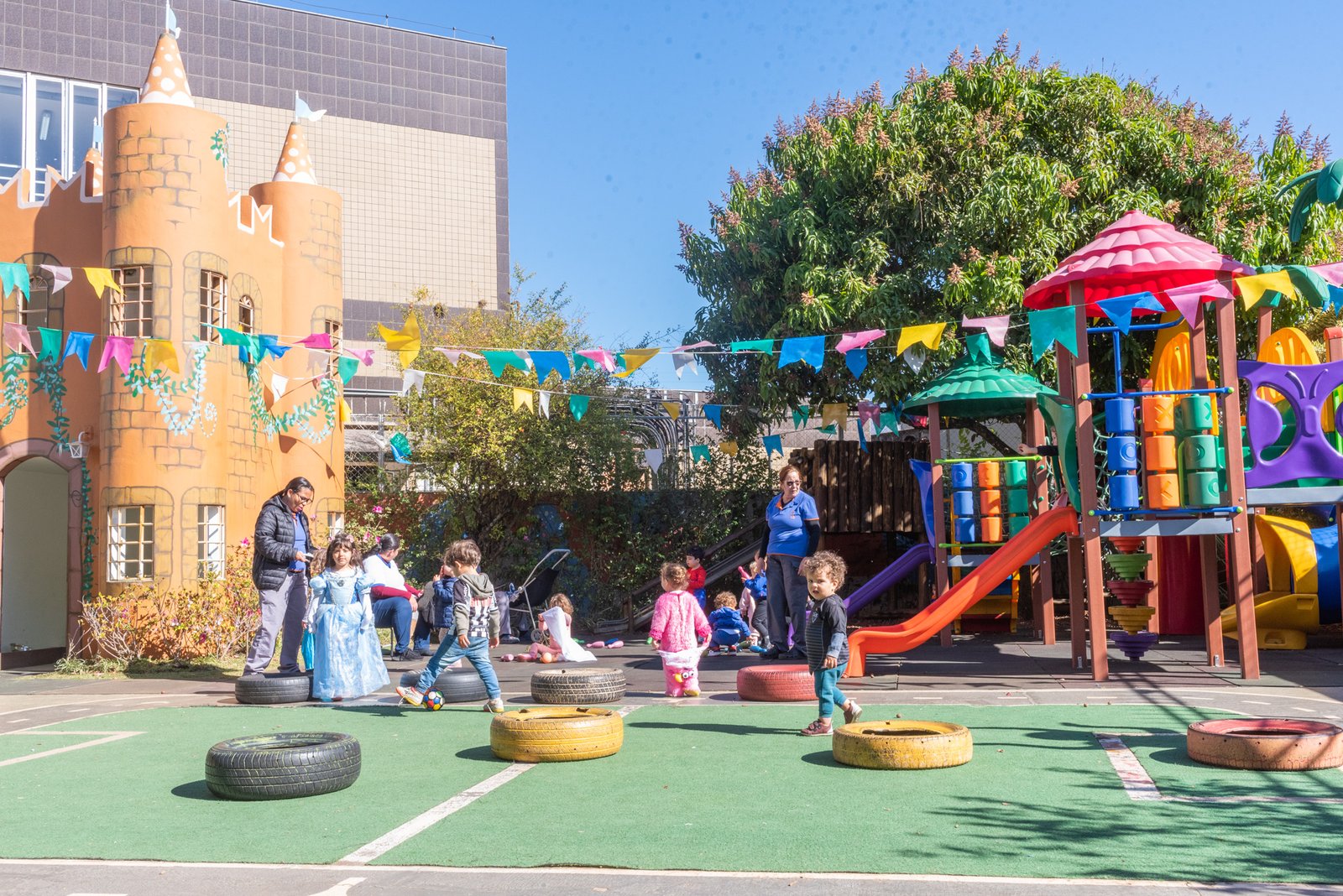 Aluna em atividade de pintura - 1º ano Bisinotto Belvedere