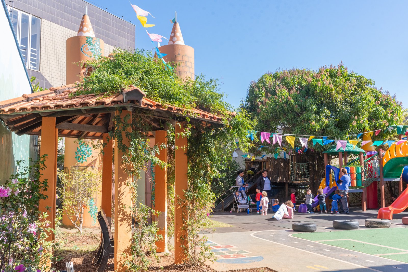 Crianças brincando ao ar livre - Período integral ITB