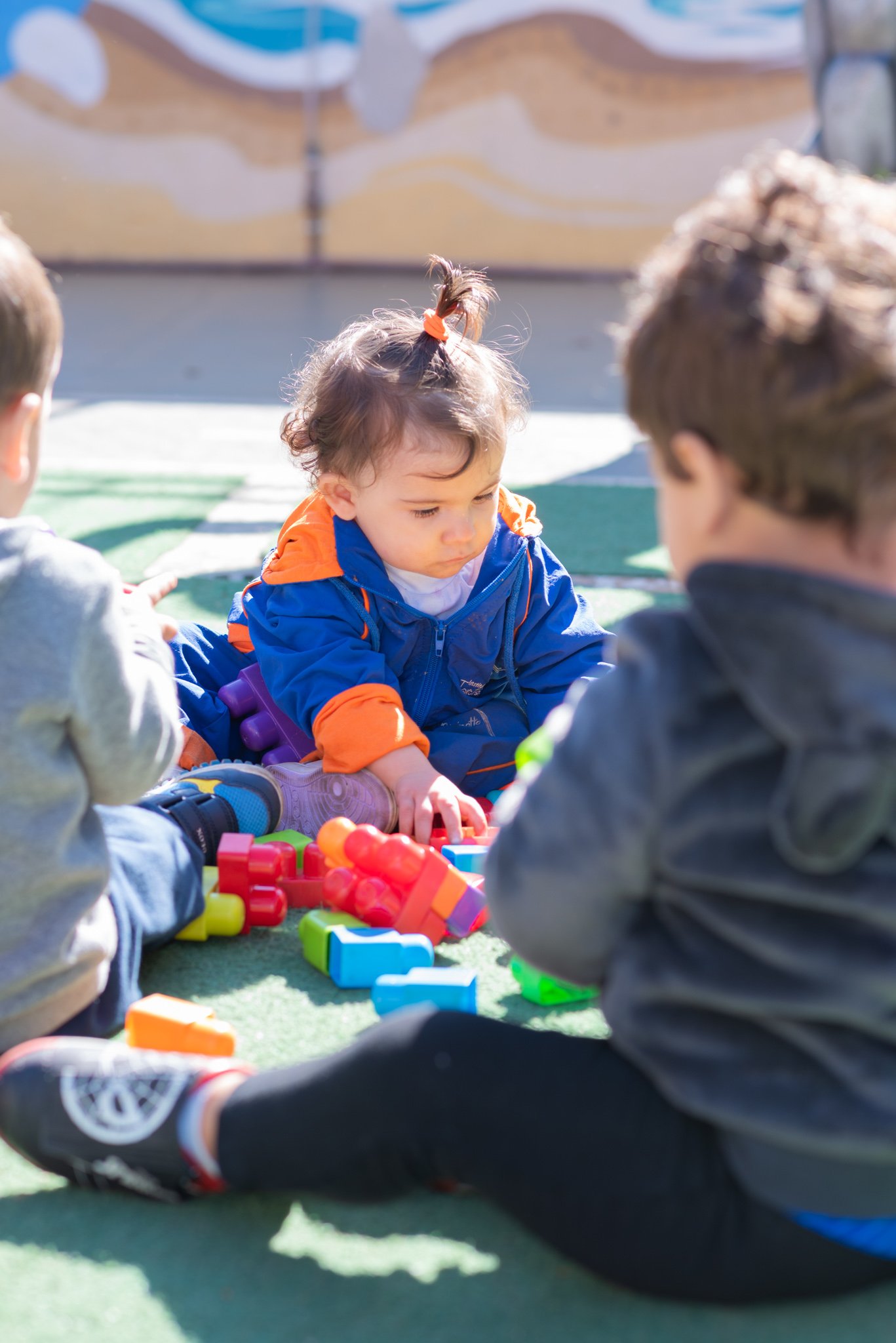 Crianças se abraçando - Acolhimento e adaptação no ITB
