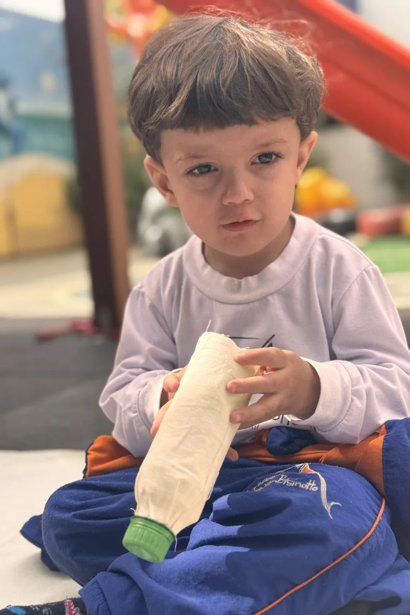 Criança do Infantil 1 fazendo atividade educativa