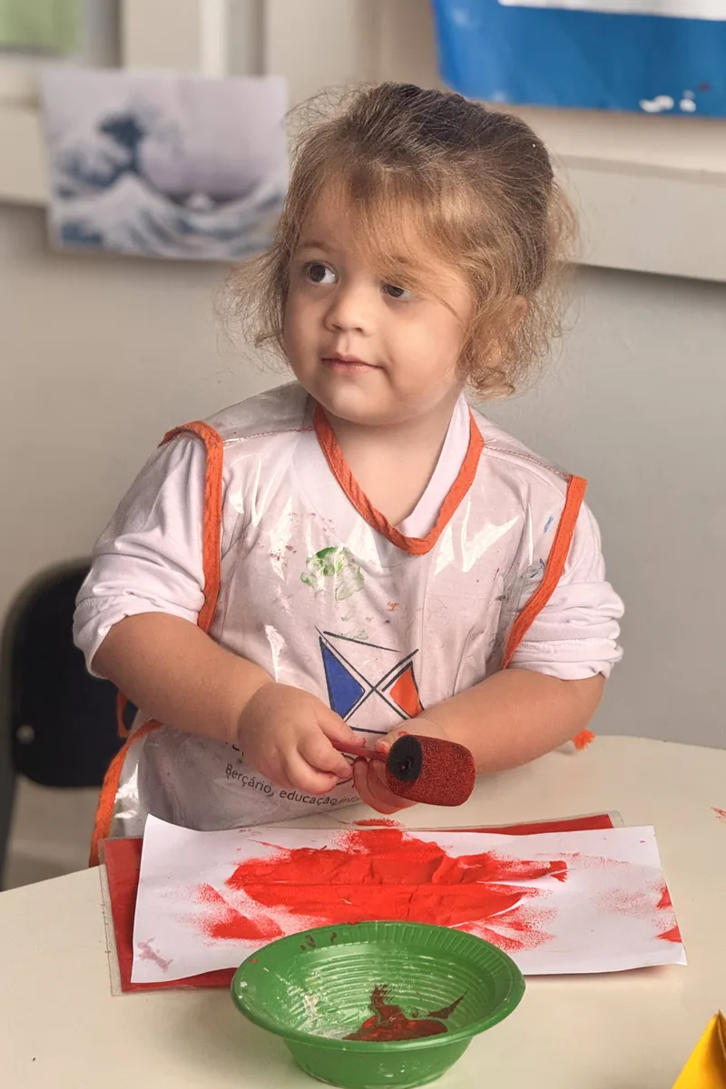 Aluna em atividade de pintura - 1º ano Bisinotto Belvedere