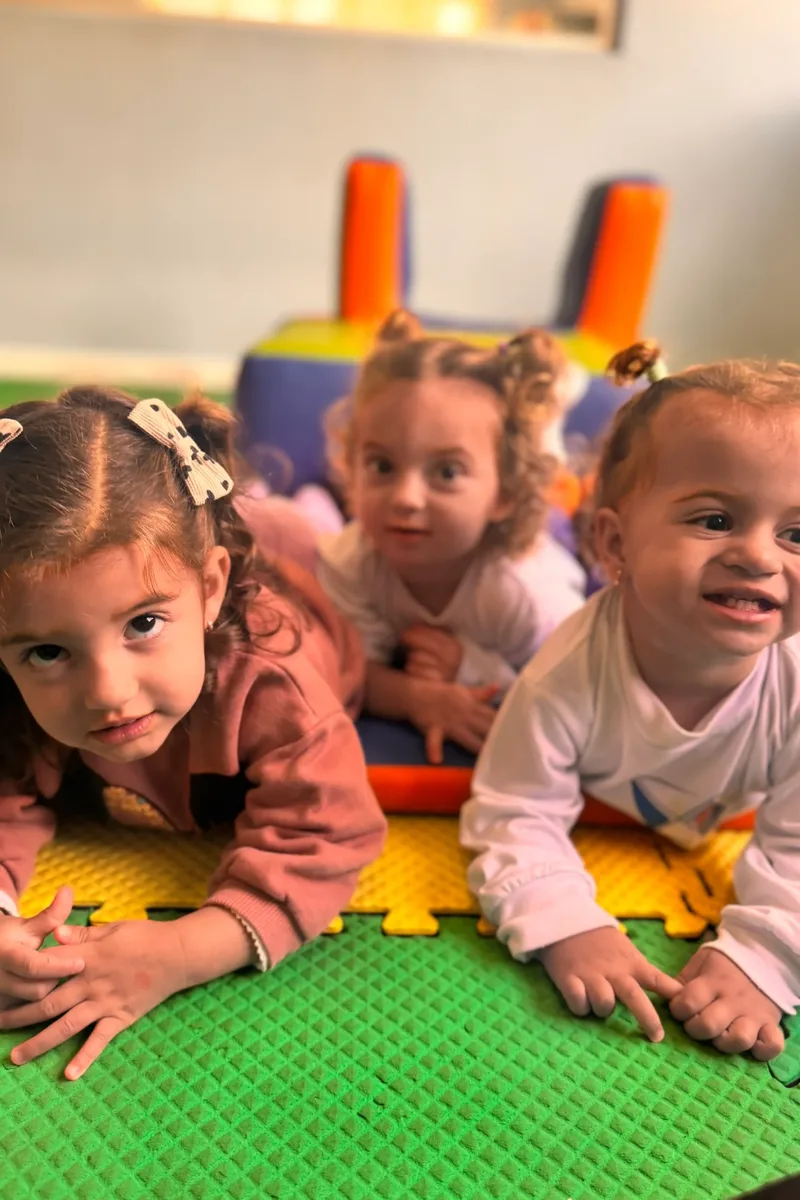 Professor com alunos do Ensino Fundamental