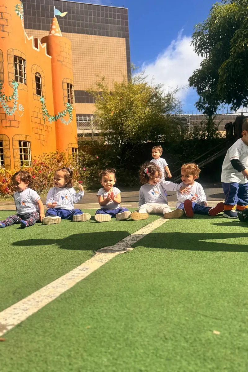 Crianças com uniforme ITB abraçadas - Espírito de união e acolhimento