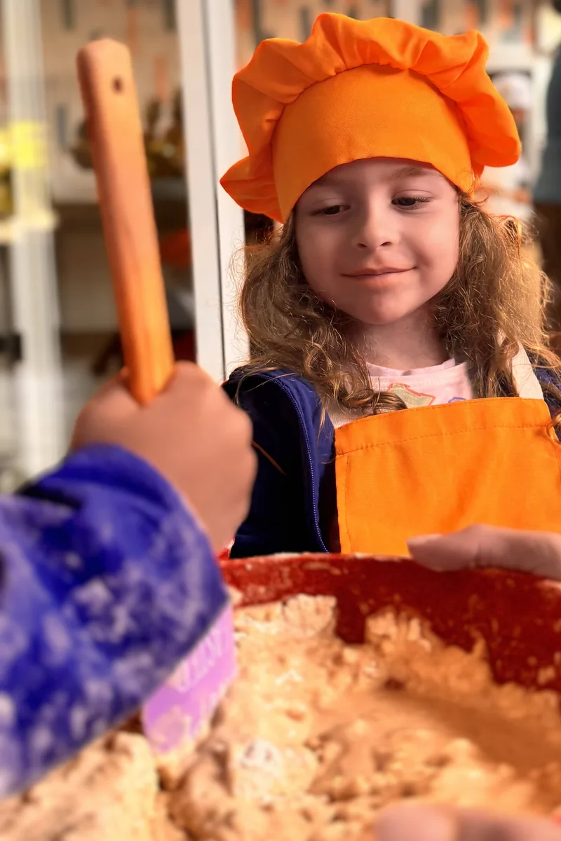 Sala de aula do ITB com crianças e professora em atividade pedagógica