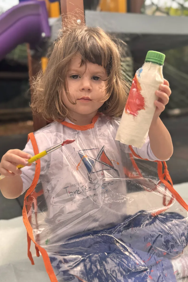 Crianças de 5 anos em atividade de alfabetização bilíngue no ITB - Infantil 5