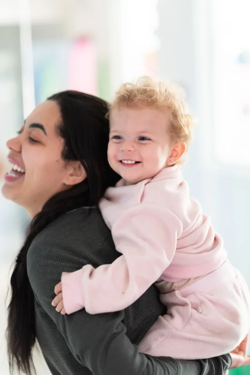 Crianças felizes correndo no Instituto Tarcísio Bisinotto